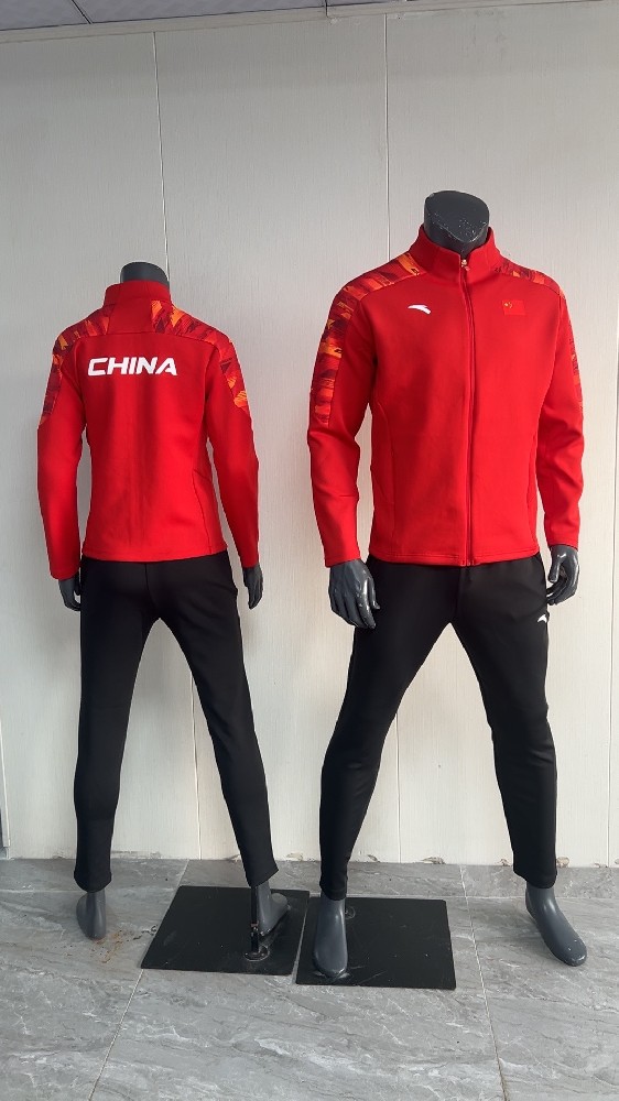 安踏贊助中國(guó)代表團(tuán)國(guó)家隊(duì)長(zhǎng)袖立領(lǐng)針織經(jīng)典紅運(yùn)動(dòng)套裝國(guó)服462440114-1